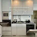 Deluxe With Pool By Homing Appartement *