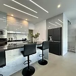 Deluxe With Pool By Homing