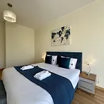 Deluxe With Pool By Homing Appartement