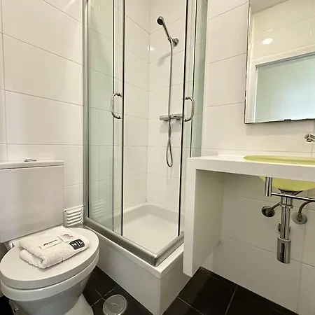 Deluxe With Pool By Homing Apartment