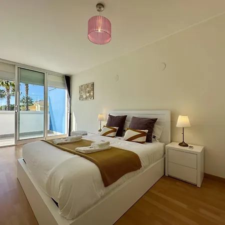 Deluxe With Pool By Homing Apartment *