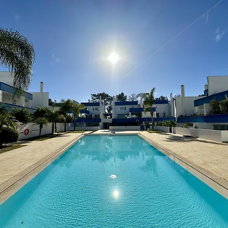 Deluxe With Pool By Homing Apartment